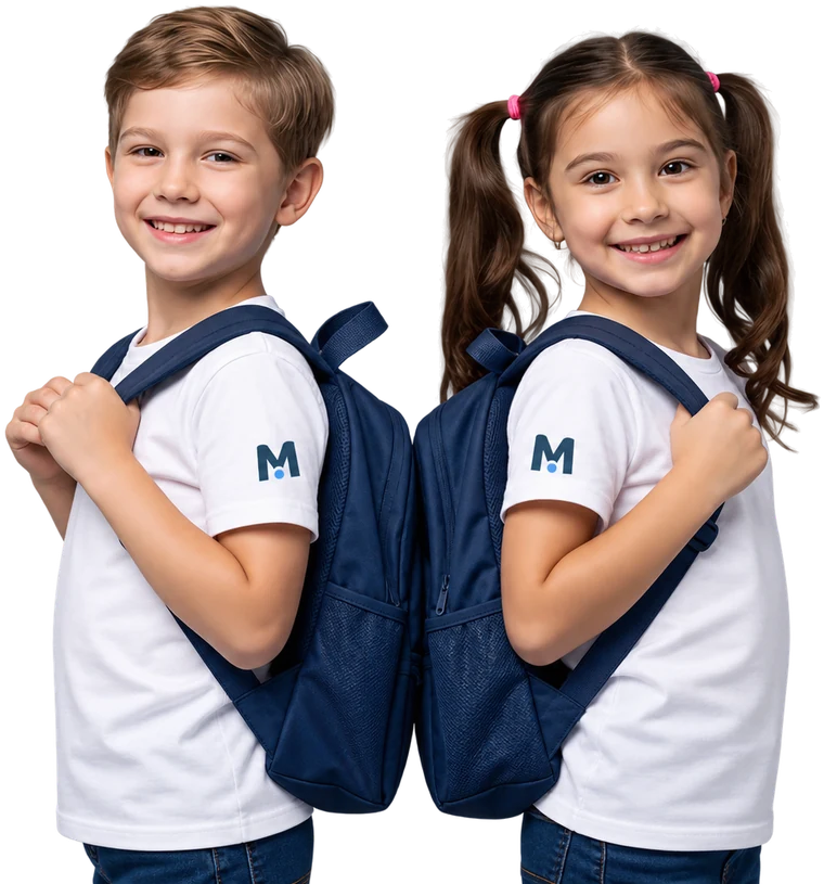 Uśmiechnięte dzieci z plecakami z logo Montessori