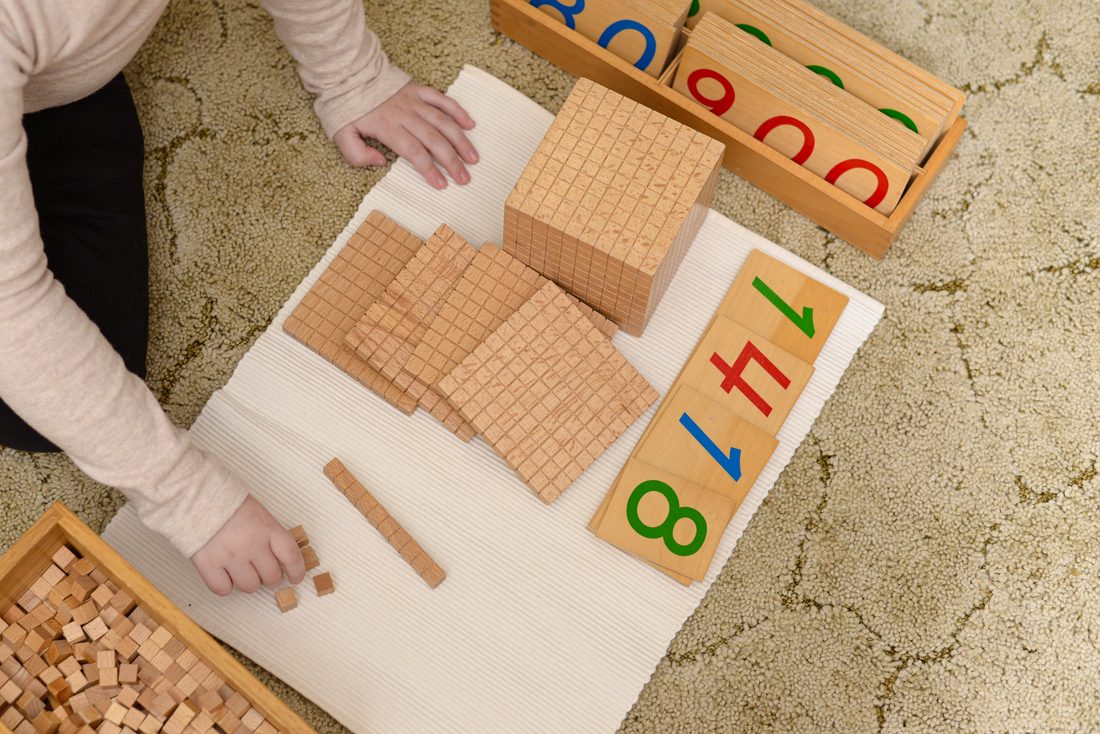 Dziecko pracujące z materiałem matematycznym Montessori