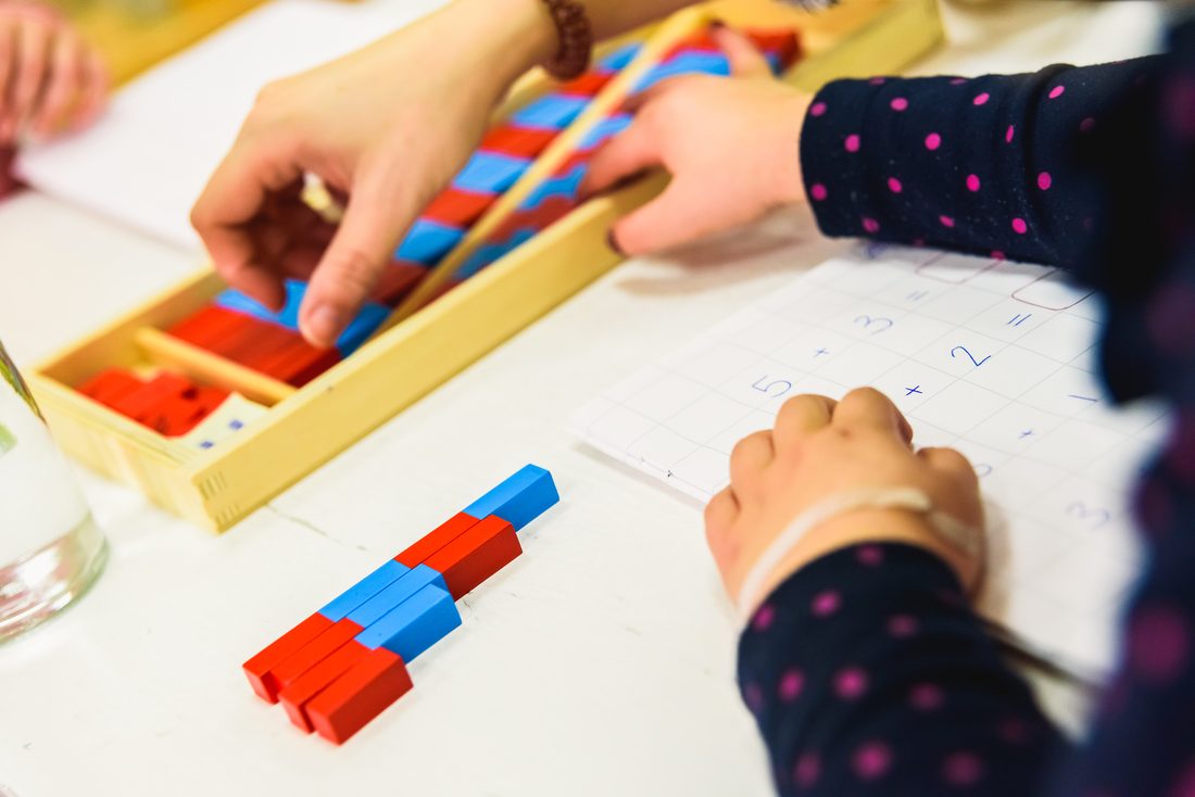 Dzieci pracujące z materiałem matematycznym Montessori