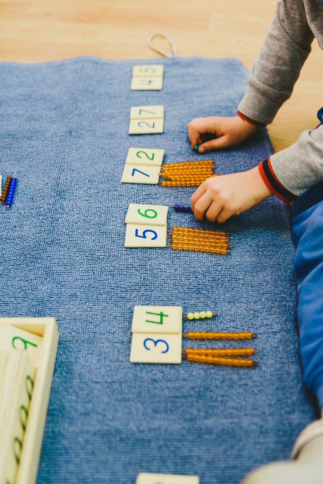 Uczeń pracujący z materiałem matematycznym Montessori